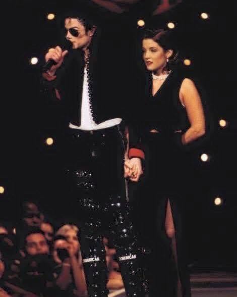 ¿Sabías que las rodilleras de Michael Jackson en los MTV de 1994 decían “Dominican”?
