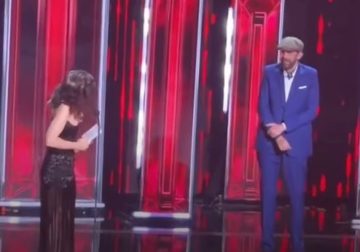 Juan Luis Guerra entrega a Rosalía el Premio Billboard Salón de la Fama en Miami