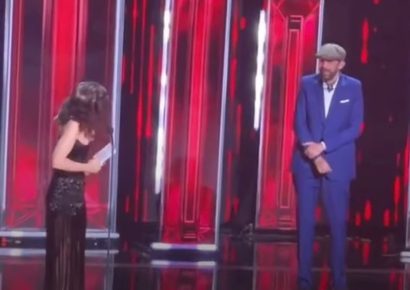 Juan Luis Guerra entrega a Rosalía el Premio Billboard Salón de la Fama en Miami
