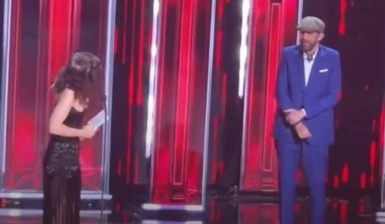 Juan Luis Guerra entrega a Rosalía el Premio Billboard Salón de la Fama en Miami