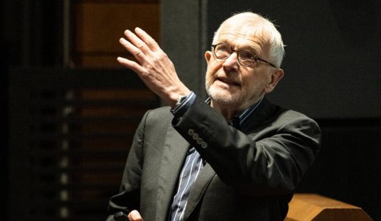 Francis Halzen celebra Nobel tras décadas de espera