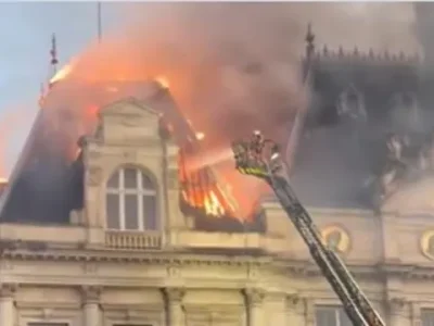 Incendio destruye Ayuntamiento histórico de Limoges durante protestas