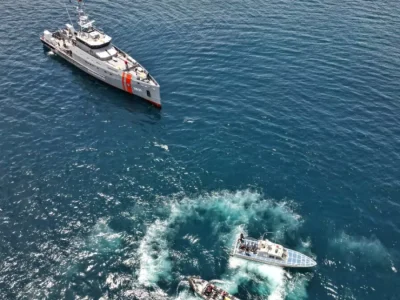 Armada de Ecuador intensifica búsqueda de 14 tripulantes tras naufragio en Santa Elena