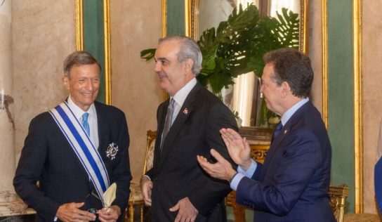 Abinader condecora a Roberto Álvarez por sus aportes a la diplomacia dominicana