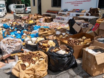 Decomisan más de 76 mil cigarros premium falsificados y 2,500 botellas de mamajuana en La Altagracia