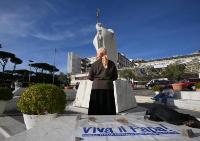 El papa León XIV evoluciona favorablemente tras la cirugía pulmonar en Roma