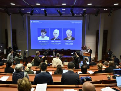 Tres científicos reciben el Nobel de Medicina por descubrir cómo controlar las neuronas con luz