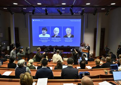 Tres científicos reciben el Nobel de Medicina por descubrir cómo controlar las neuronas con luz