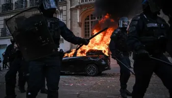 Violencia extrema en Lyon: oficina de turismo incendiada y enfrentamientos en Bellecour