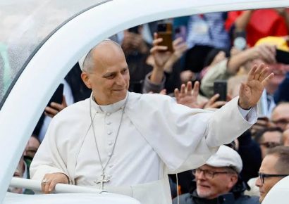 El papa León XIV vuelve a sus actividades y recorre la plaza de San Pedro tras su cirugía en el papamóvil