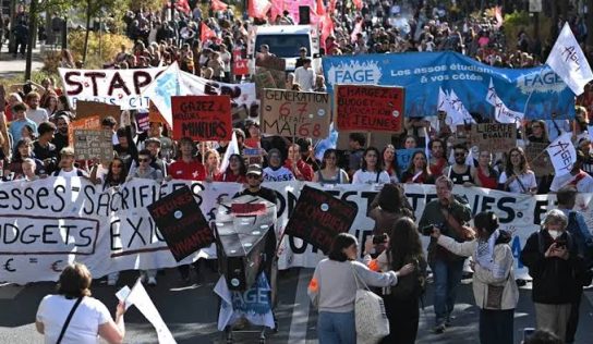 Muere una persona durante disturbios en París; 855 detenidos y varios agentes heridos