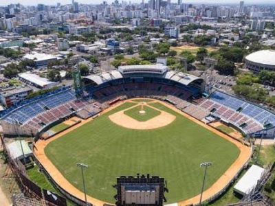 Abinader promete primer picazo para nuevo Estadio Quisqueya
