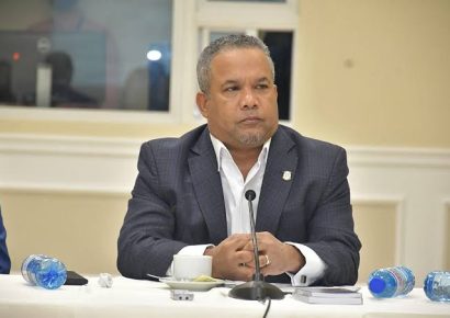 Héctor Acosta denuncia exclusión de Monseñor Nouel en obras deportivas financiadas con fondos anticorrupción