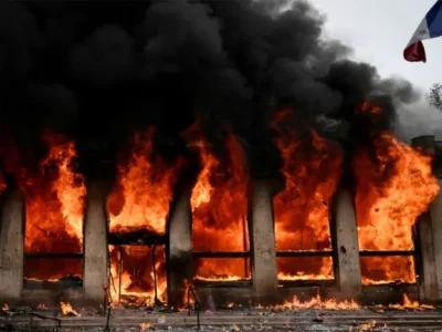Incendian sede de Turismo en Lyon durante protestas por costo de vida