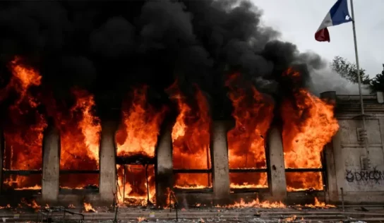 Incendian sede de Turismo en Lyon durante protestas por costo de vida