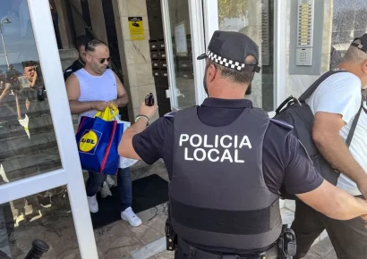 Policía Nacional española localiza a 74 migrantes ocultos en una vivienda de Ceuta