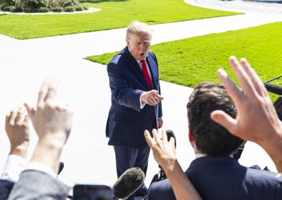 Juez federal suspende indefinidamente el veto de Trump contra tres medios en la Casa Blanca